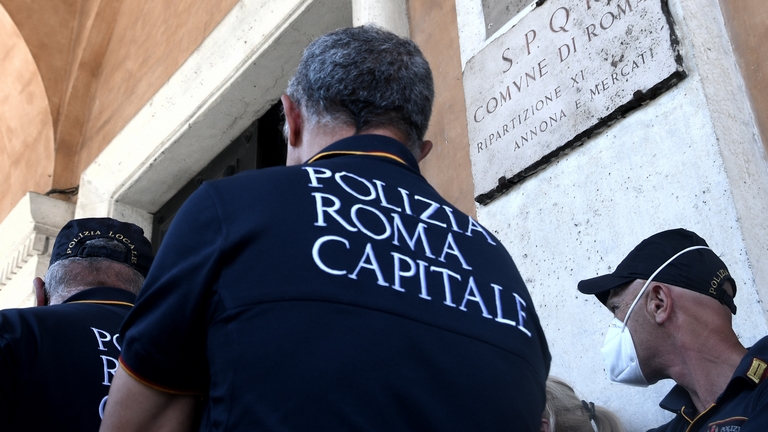 Roma: pietre contro la polizia locale a campo nomadi Salone